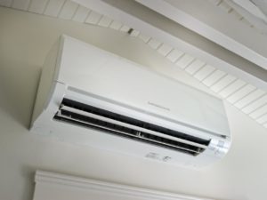 split condizionatore perde acqua split bianco installato a parete